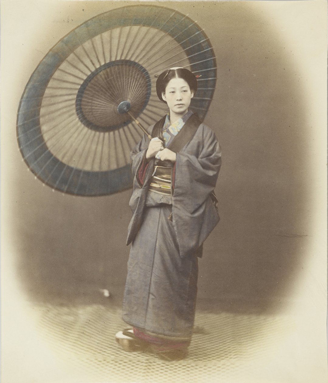 Japonka z parasolką (zdjęcie czarno-białe ręcznie kolorowane) autorstwa Japanese Photographer