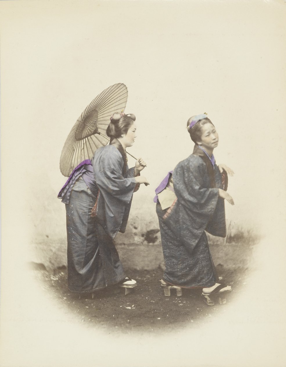 Japonki w tradycyjnych strojach (zdjęcie ręcznie kolorowane czarno-białe) autorstwa Japanese Photographer