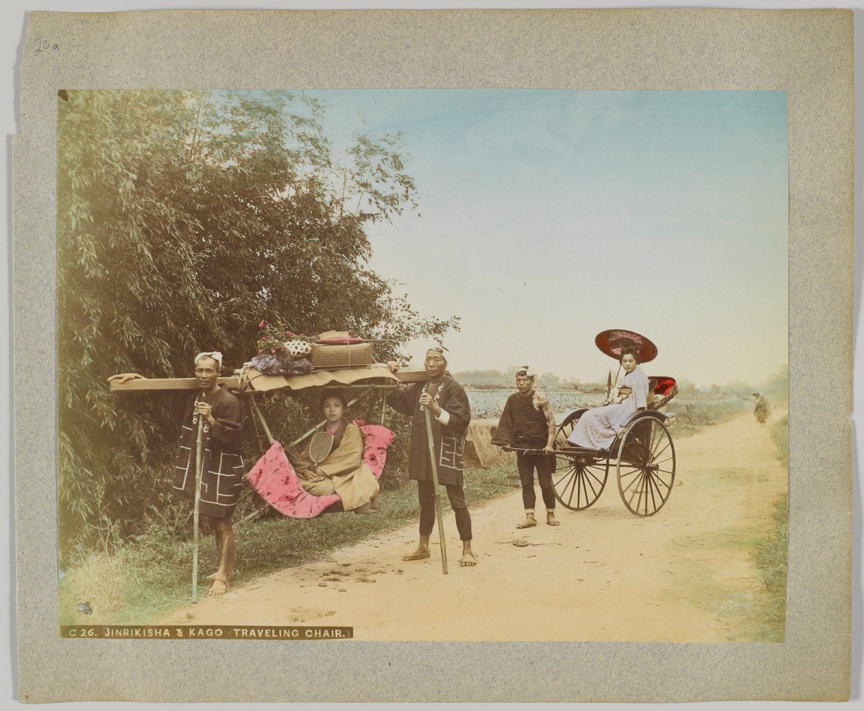 Jinrikisha & Kago, krzesło podróżne, Japonia (ręcznie kolorowane czarno-białe zdjęcie) autorstwa Japanese Photographer