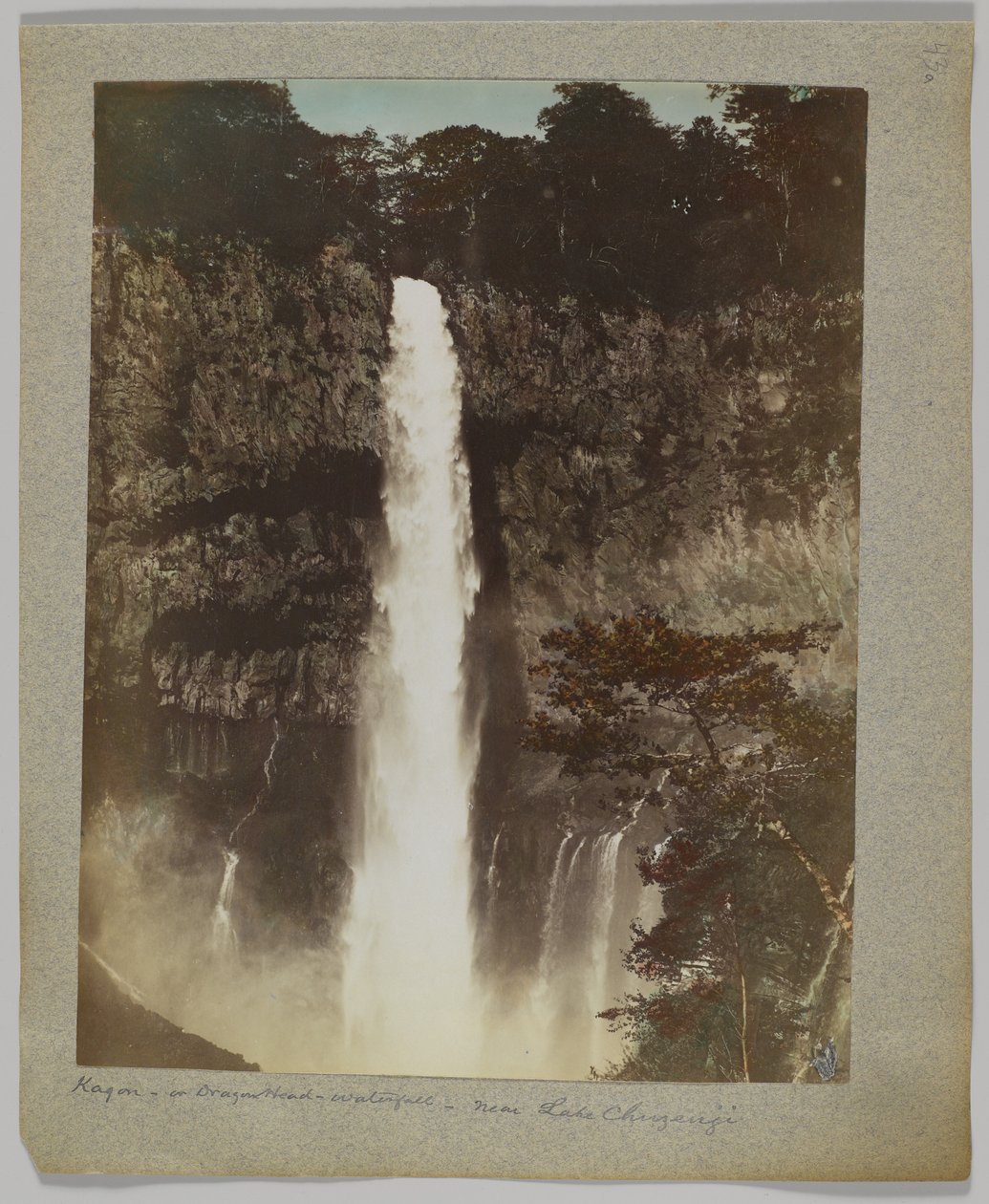 Wodospady Kegon, Jezioro Chuzenji, Nikko, Japonia (ręcznie kolorowane czarno-białe zdjęcie) autorstwa Japanese Photographer