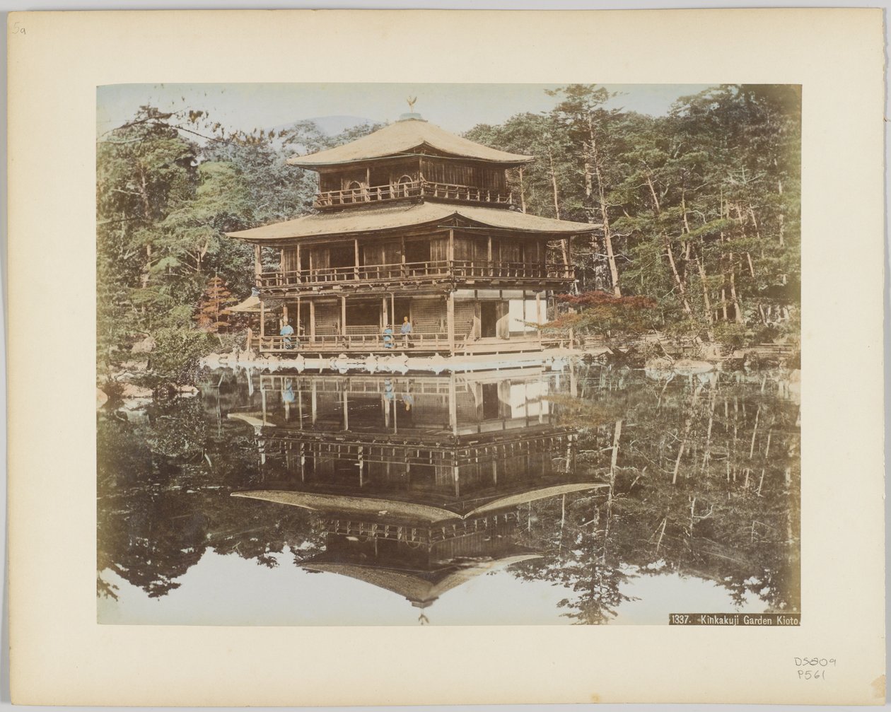 Ogród Kinkakuji, Kioto, Japonia (ręcznie kolorowane czarno-białe zdjęcie) autorstwa Japanese Photographer