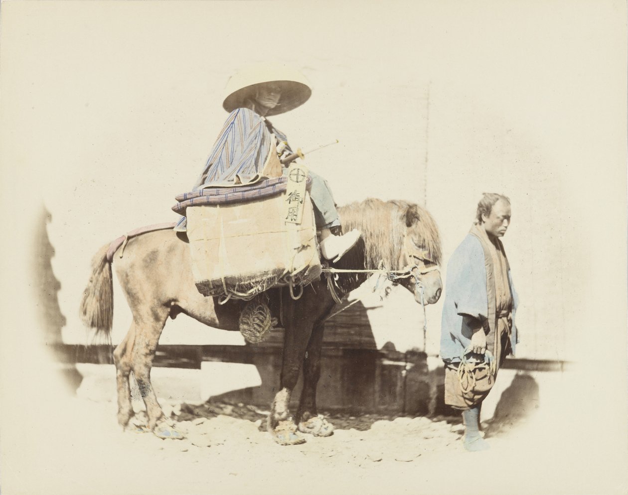Mężczyzna na koniu (zdjęcie czarno-białe ręcznie kolorowane) autorstwa Japanese Photographer