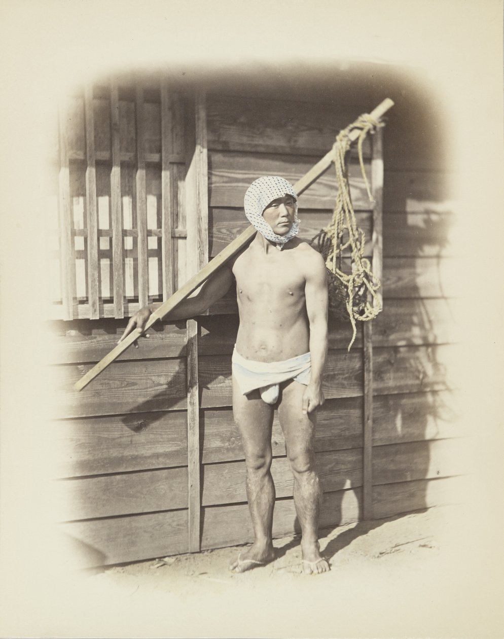Mężczyzna z koszykiem na ryby (ręcznie kolorowane czarno-białe zdjęcie) autorstwa Japanese Photographer