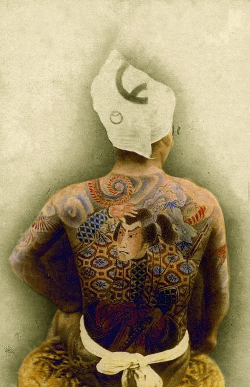 Mężczyzna z tradycyjnym japońskim tatuażem Irezumi, ok. 1880 r. (zdjęcie ręcznie kolorowanego albumu) autorstwa Japanese Photographer