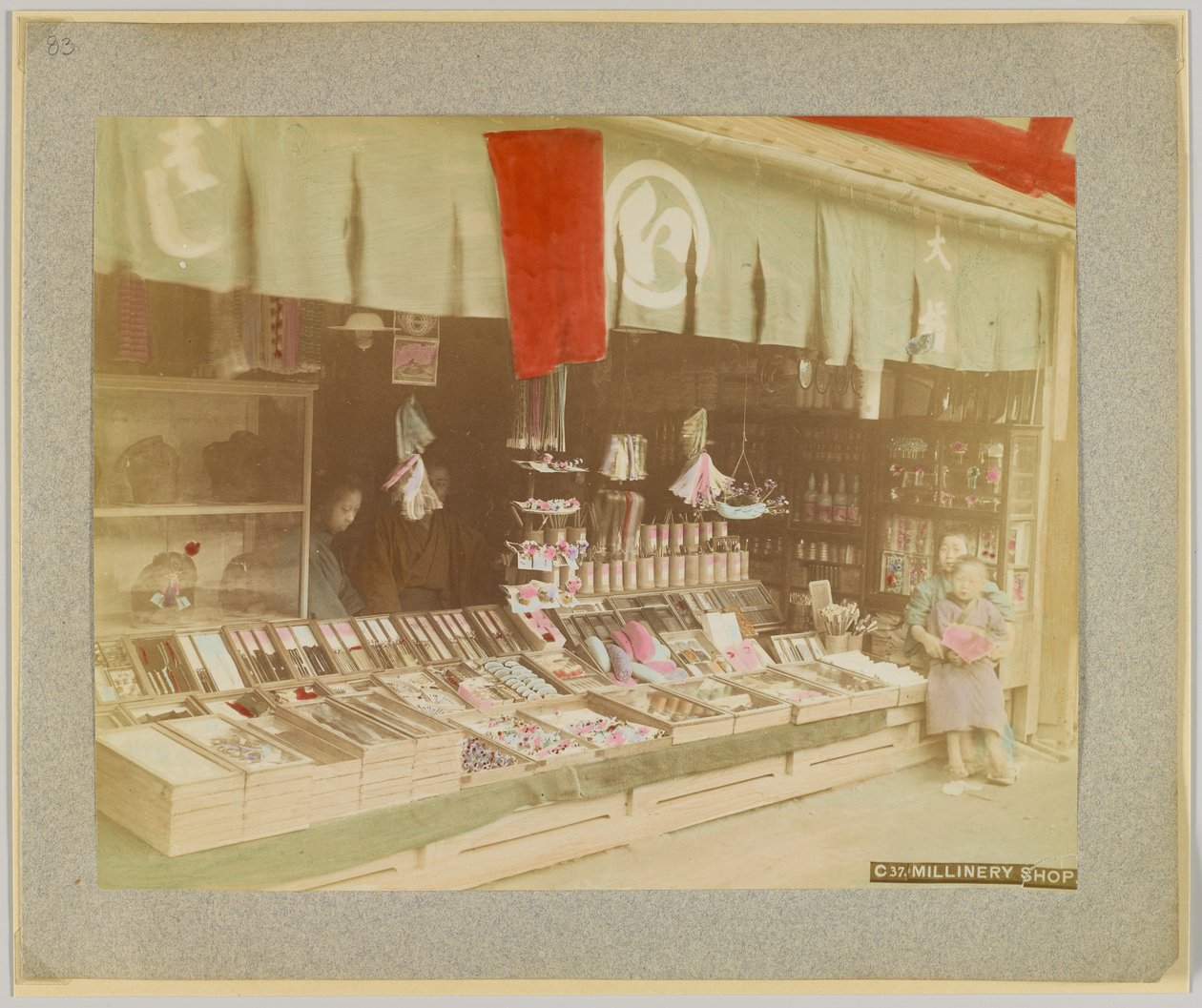 Sklep modzelniczy, Japonia (ręcznie kolorowane czarno-białe zdjęcie) autorstwa Japanese Photographer