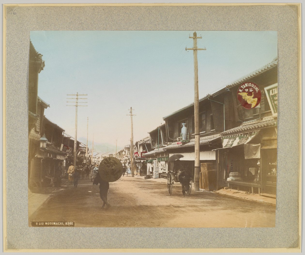 Motomachi, Kobe, Japonia (ręcznie kolorowane czarno-białe zdjęcie) autorstwa Japanese Photographer