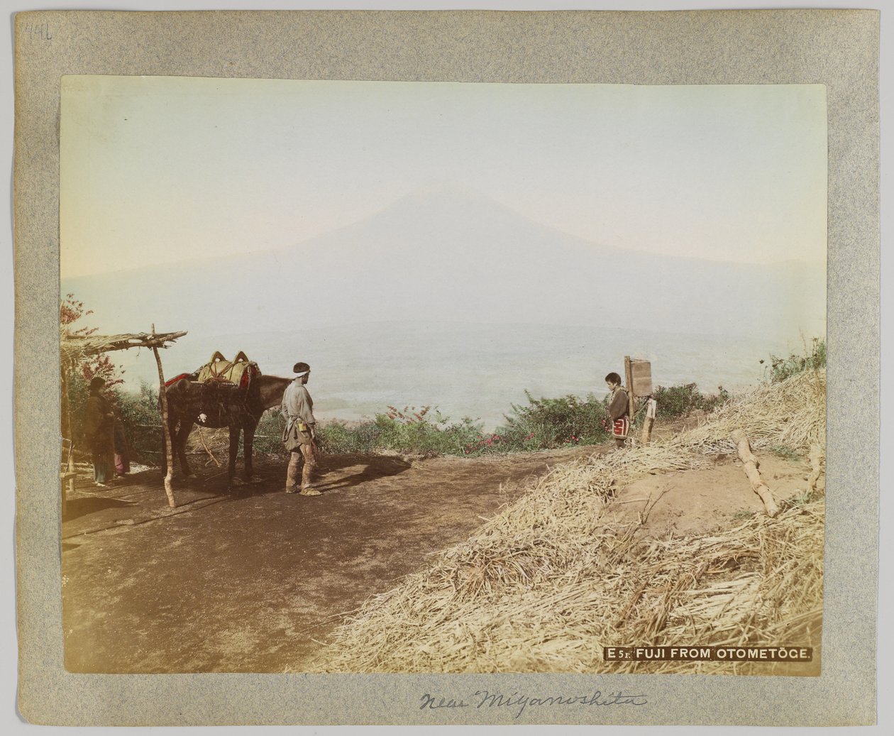 Góra Fuji z Otometoge, Japonia (ręcznie kolorowane czarno-białe zdjęcie) autorstwa Japanese Photographer