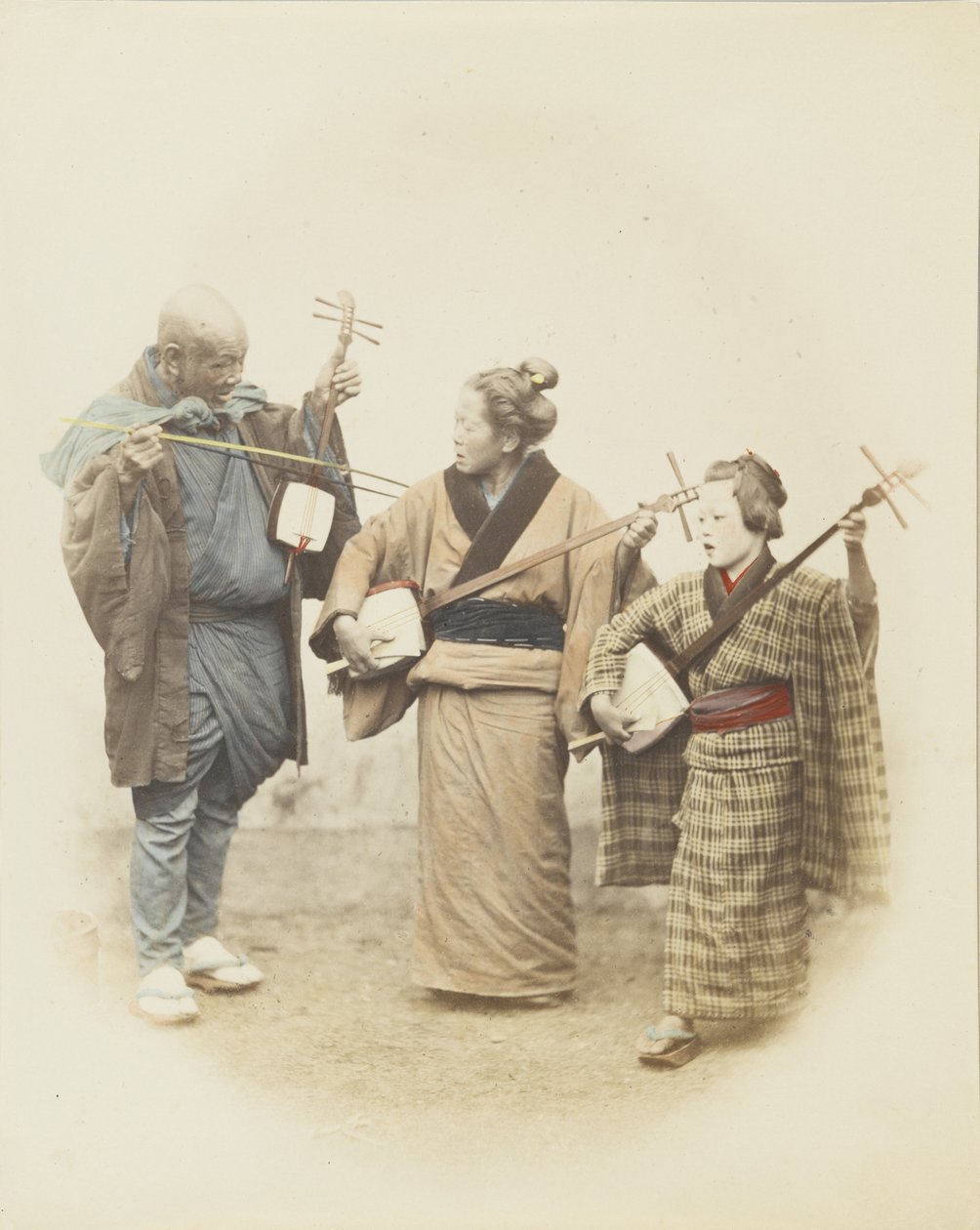 Muzycy (ręcznie kolorowane czarno-białe zdjęcie) autorstwa Japanese Photographer