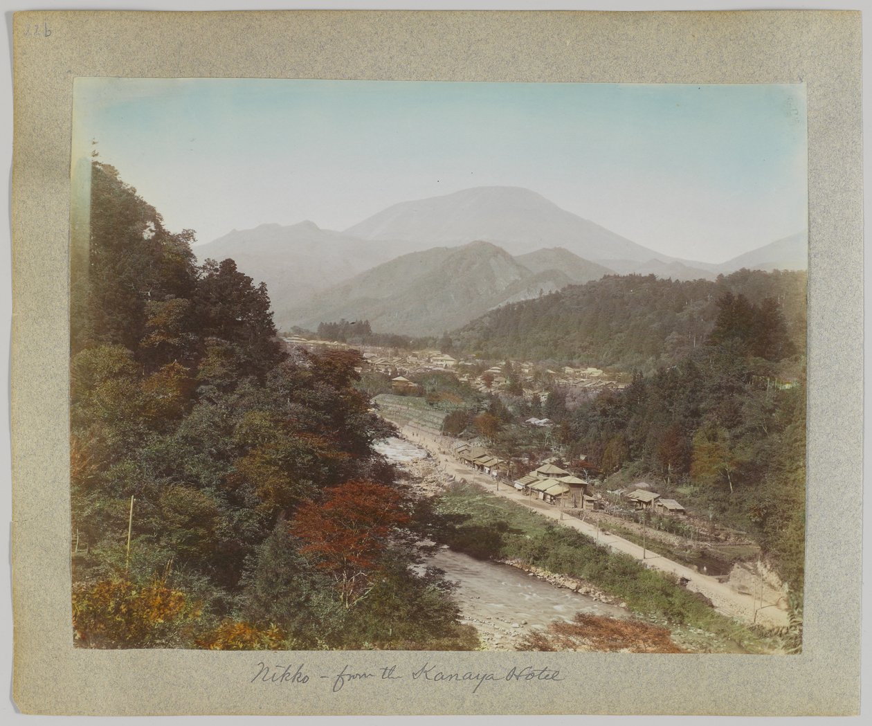 Nikko z hotelu Kanaya, Japonia (ręcznie kolorowane czarno-białe zdjęcie) autorstwa Japanese Photographer