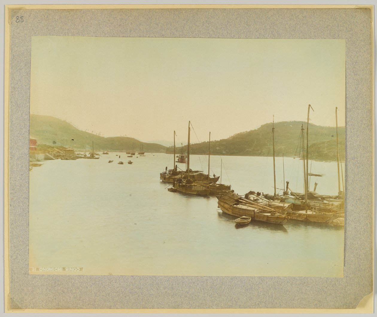 Onomichi, Bingo, Japonia (ręcznie kolorowane czarno-białe zdjęcie) autorstwa Japanese Photographer