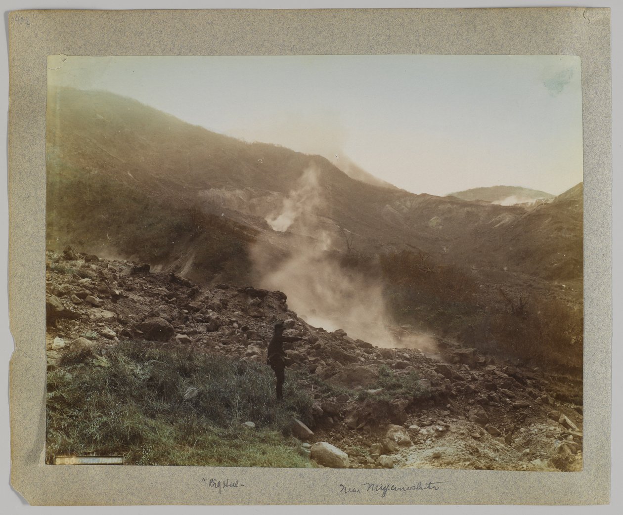 Owakudani, Hakone, Prefektura Kanagawa, Japonia (ręcznie kolorowane czarno-białe zdjęcie) autorstwa Japanese Photographer