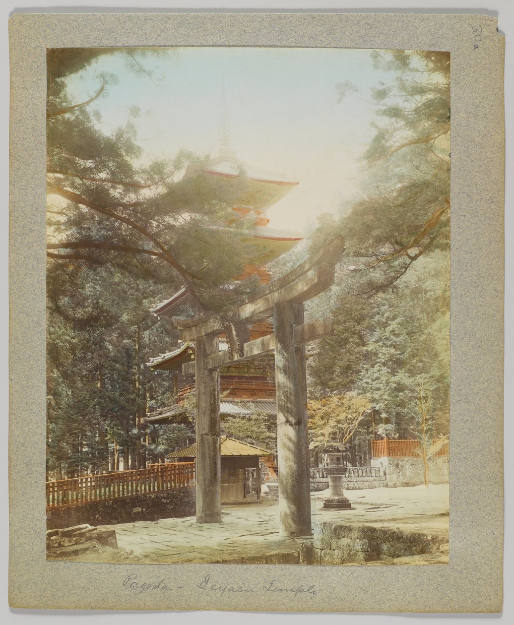 Pagoda w Tōshō-gū, Nikko, Japonia (ręcznie kolorowane czarno-białe zdjęcie) autorstwa Japanese Photographer