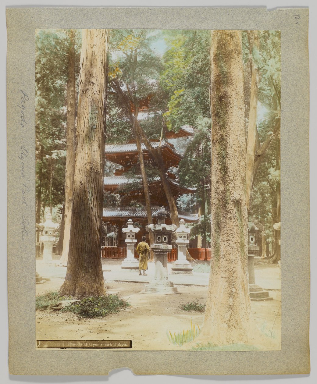 Pagoda w parku Uyeno, Tokio, Japonia (ręcznie kolorowane czarno-białe zdjęcie) autorstwa Japanese Photographer