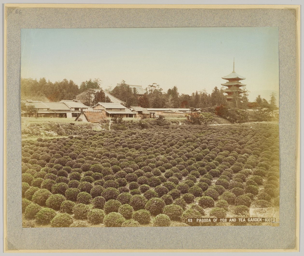 Pagoda Tōji i Ogród Herbaciany, Kioto, Japonia (zdjęcie ręcznie kolorowane czarno-białe) autorstwa Japanese Photographer