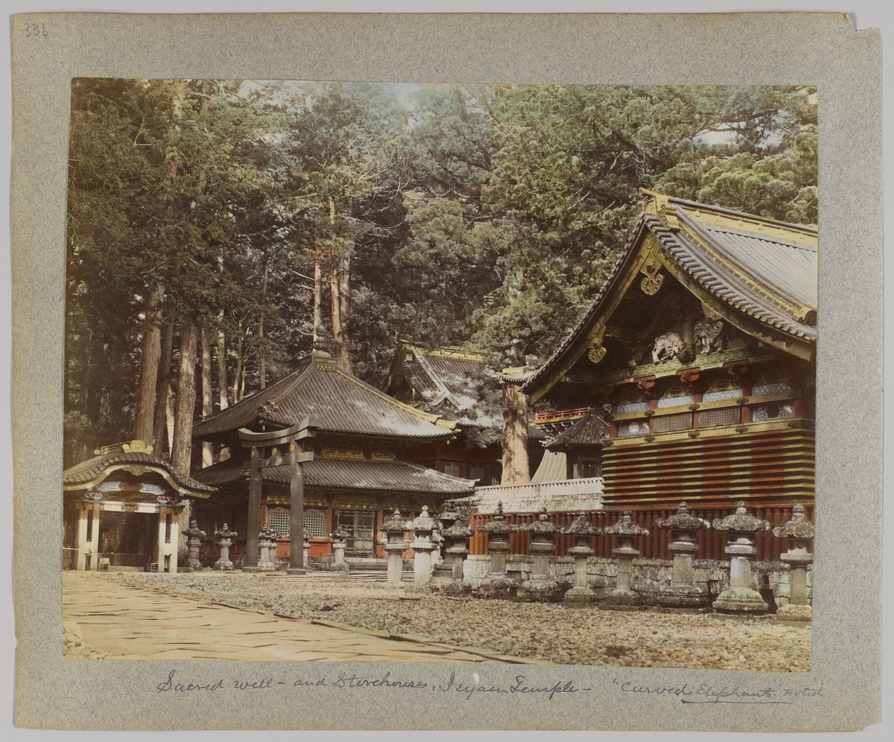 Święta studnia i magazyny, Tōshō-gū, Nikko, Japonia (ręcznie kolorowane czarno-białe zdjęcie) autorstwa Japanese Photographer