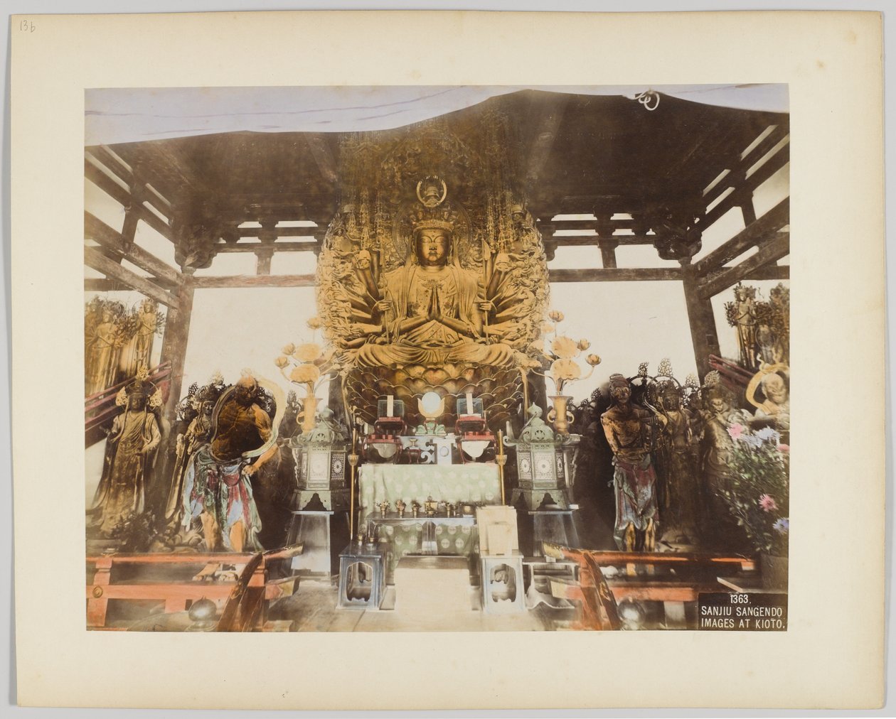 Obrazy Sanjiu Sangendo w Kioto, Japonia (ręcznie kolorowane czarno-białe zdjęcie) autorstwa Japanese Photographer