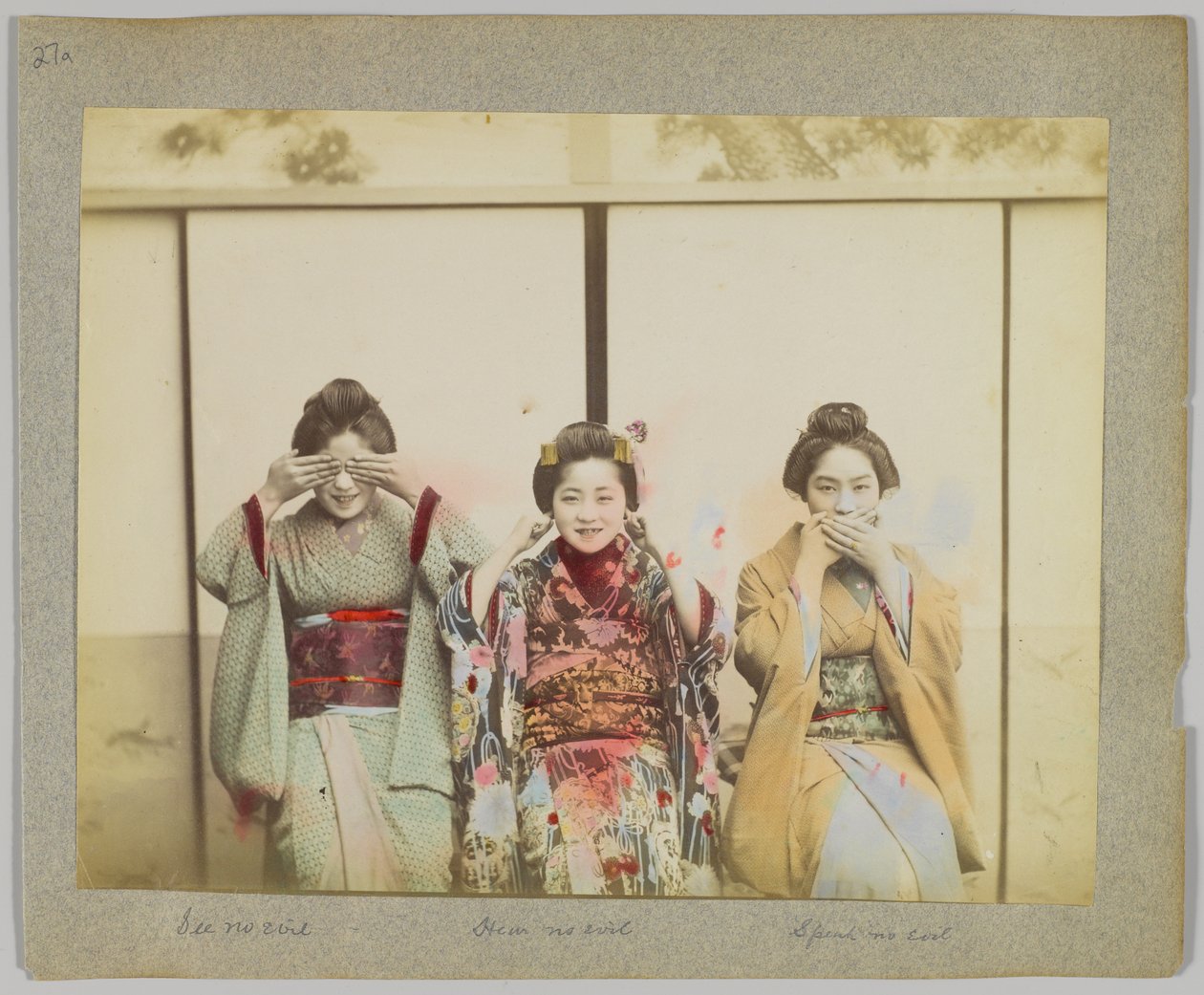 Nie widzę zła, nie słyszę zła, nie mów nic złego (ręcznie kolorowane czarno-białe zdjęcie) autorstwa Japanese Photographer