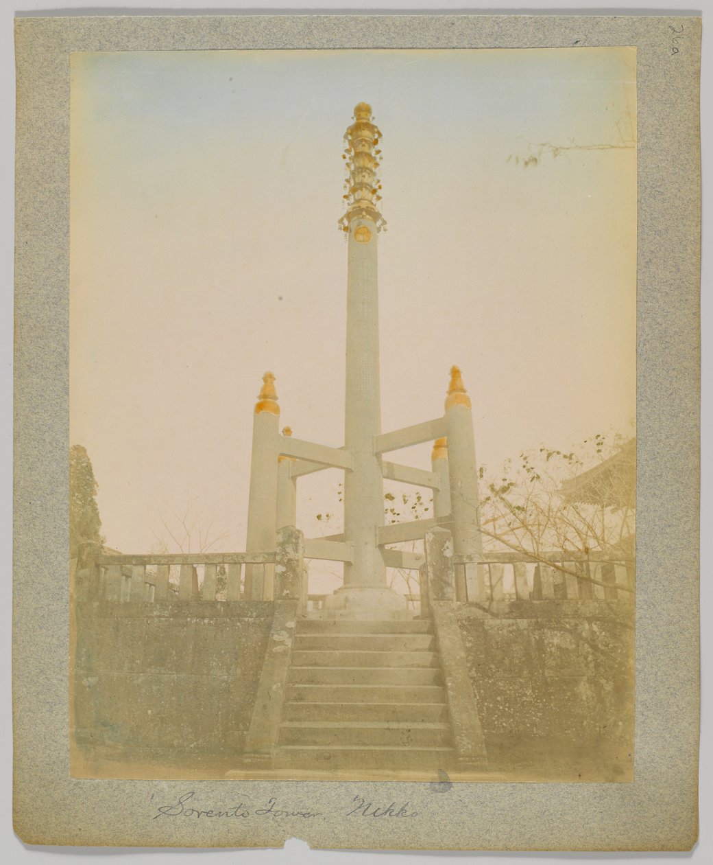 Sorento Tower, Nikko, Japonia (ręcznie kolorowane czarno-białe zdjęcie) autorstwa Japanese Photographer
