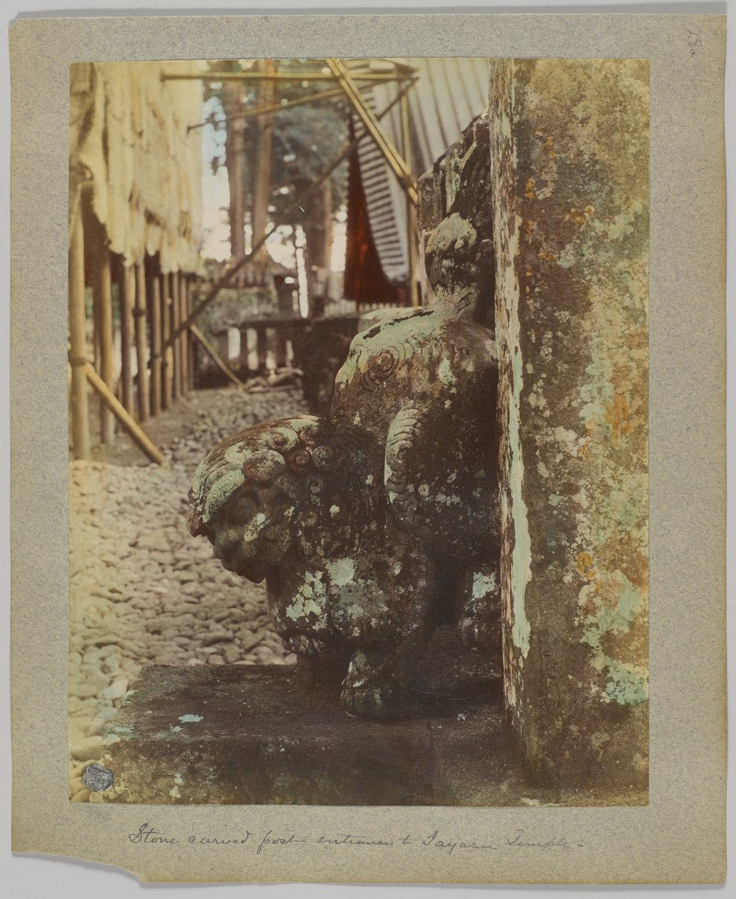 Wyrzeźbiony w kamieniu słup przy wejściu do Tōshō-gū, Nikko, Japonia (ręcznie kolorowane czarno-białe zdjęcie) autorstwa Japanese Photographer