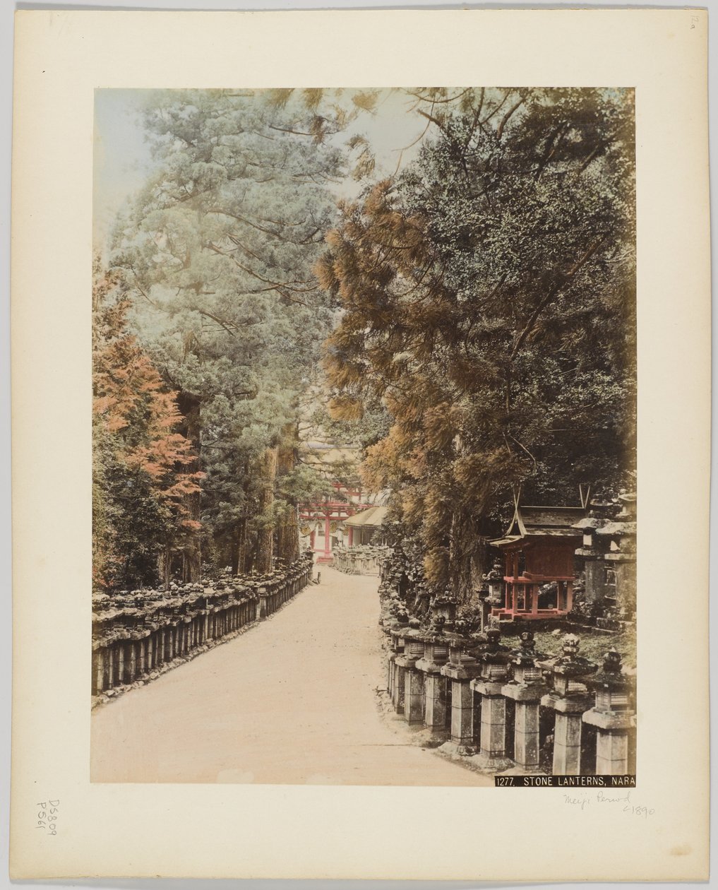 Kamienne latarnie, Nara, Japonia, ok. 1890 (zdjęcie ręcznie kolorowane czarno-białe) autorstwa Japanese Photographer