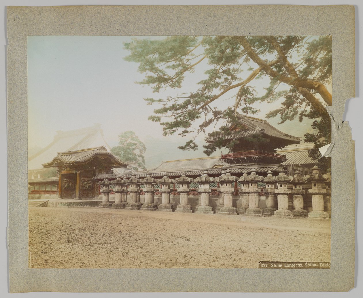 Kamienne latarnie przed świątynią, Shiba Park, Tokio, Japonia (ręcznie kolorowane czarno-białe zdjęcie) autorstwa Japanese Photographer
