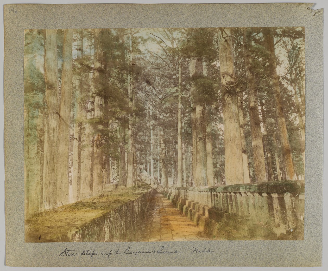 Kamienne schody do grobowca Ieyasu, Nikko, Japonia (ręcznie kolorowane czarno-białe zdjęcie) autorstwa Japanese Photographer