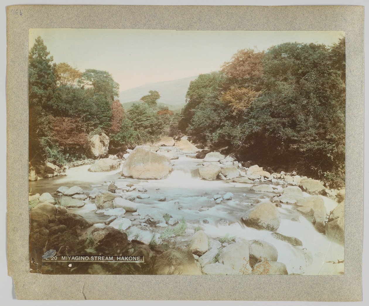 Stream w Miyagino, Hakone, Prefektura Kanagawa, Japonia (ręcznie kolorowane czarno-białe zdjęcie) autorstwa Japanese Photographer