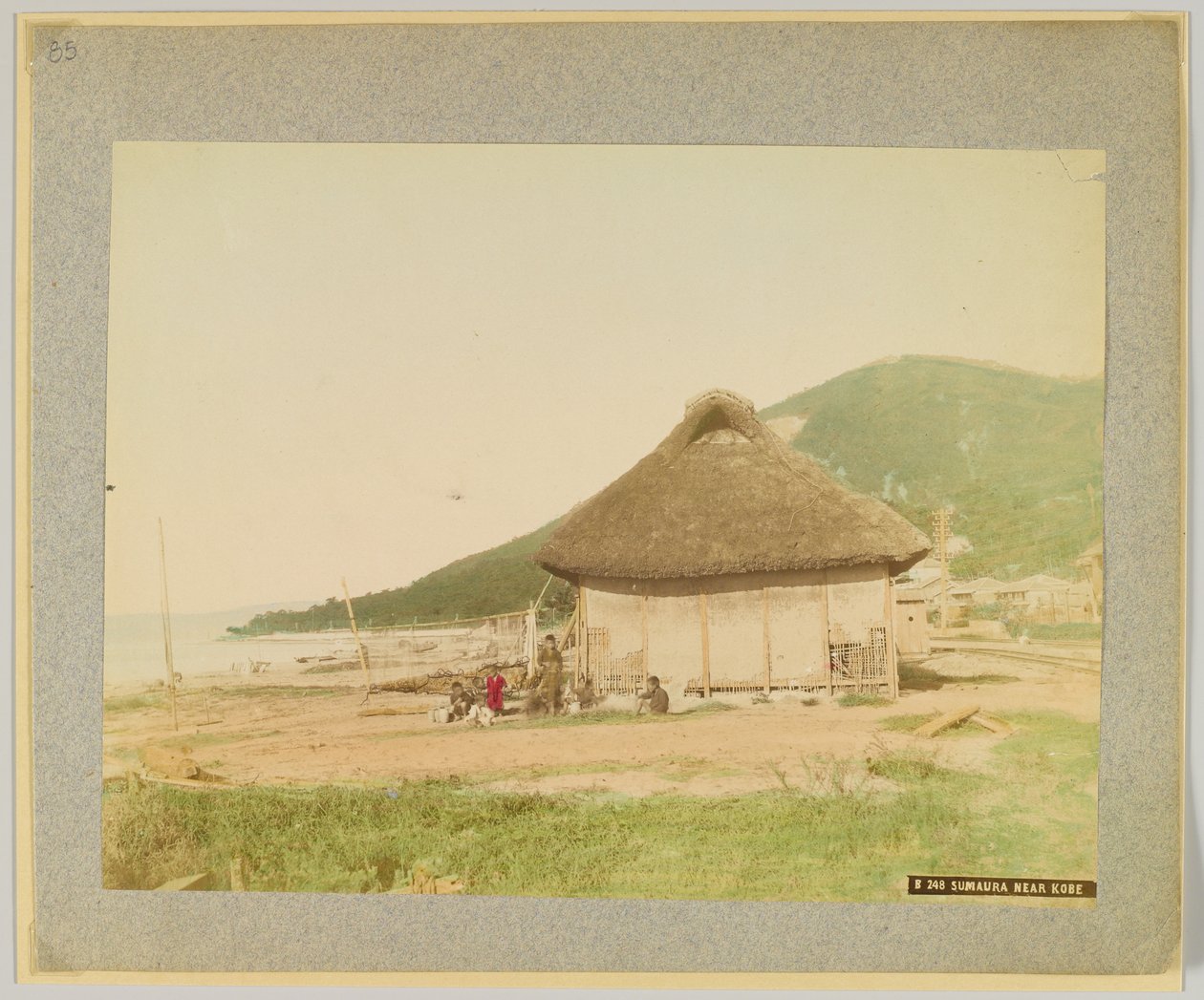 Sumaura, niedaleko Kobe, Japonia (ręcznie kolorowane czarno-białe zdjęcie) autorstwa Japanese Photographer