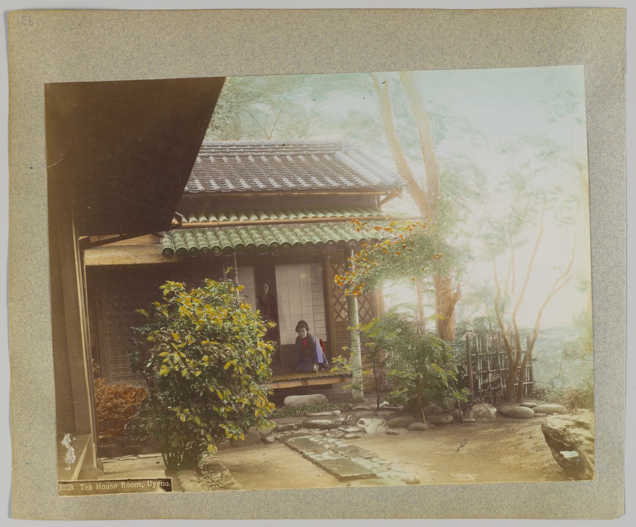 Herbaciarnia, Uyeno, Tokio, Japonia (zdjęcie ręcznie kolorowane czarno-białe) autorstwa Japanese Photographer
