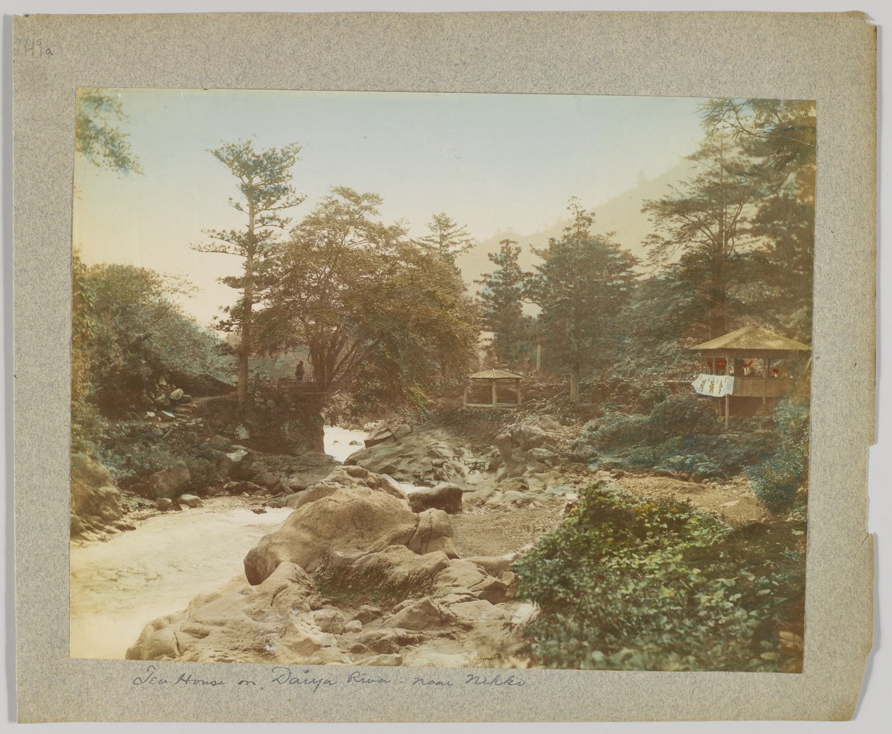 Herbaciarnia nad rzeką Daiya, niedaleko Nikko, Japonia (ręcznie kolorowane czarno-białe zdjęcie) autorstwa Japanese Photographer