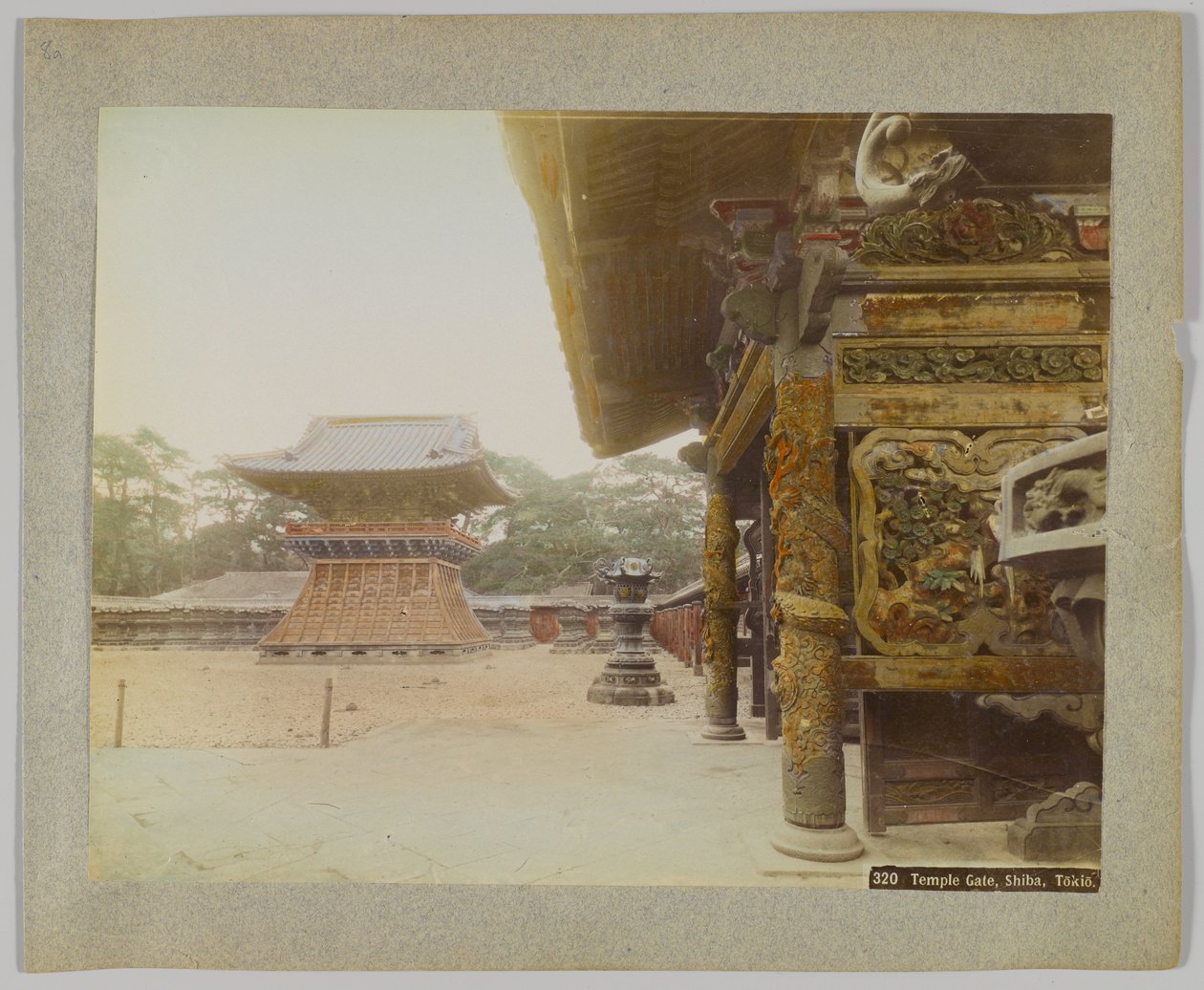 Temple Gate, Shiba Park, Tokio, Japonia (ręcznie kolorowane czarno-białe zdjęcie) autorstwa Japanese Photographer