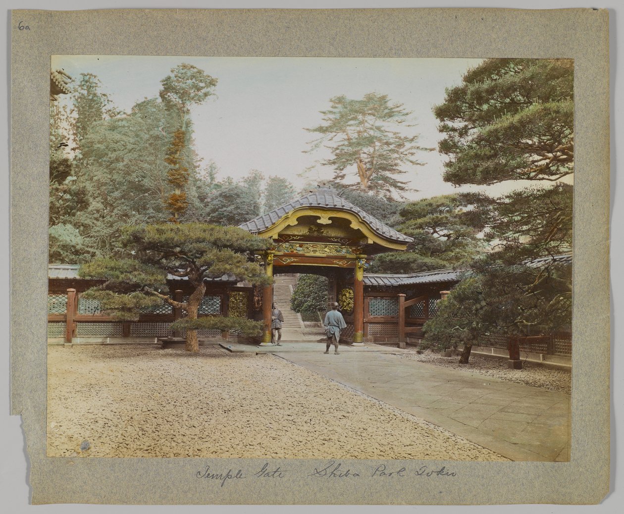 Temple Gate, Shiba Park, Tokio, Japonia (ręcznie kolorowane czarno-białe zdjęcie) autorstwa Japanese Photographer