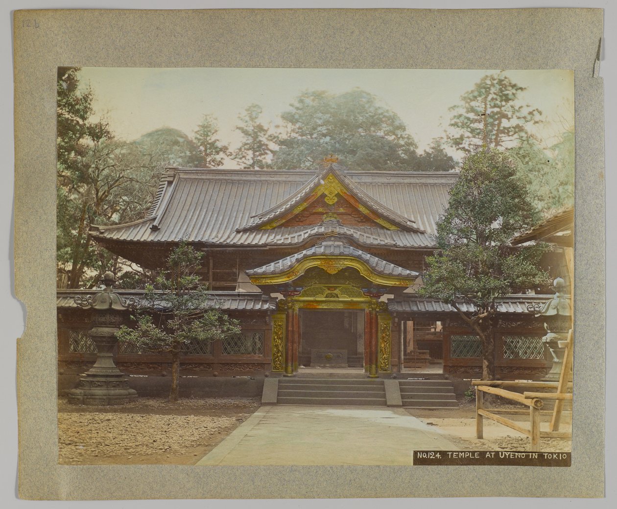 Świątynia w Uyeno, Tokio, Japonia (ręcznie kolorowane czarno-białe zdjęcie) autorstwa Japanese Photographer