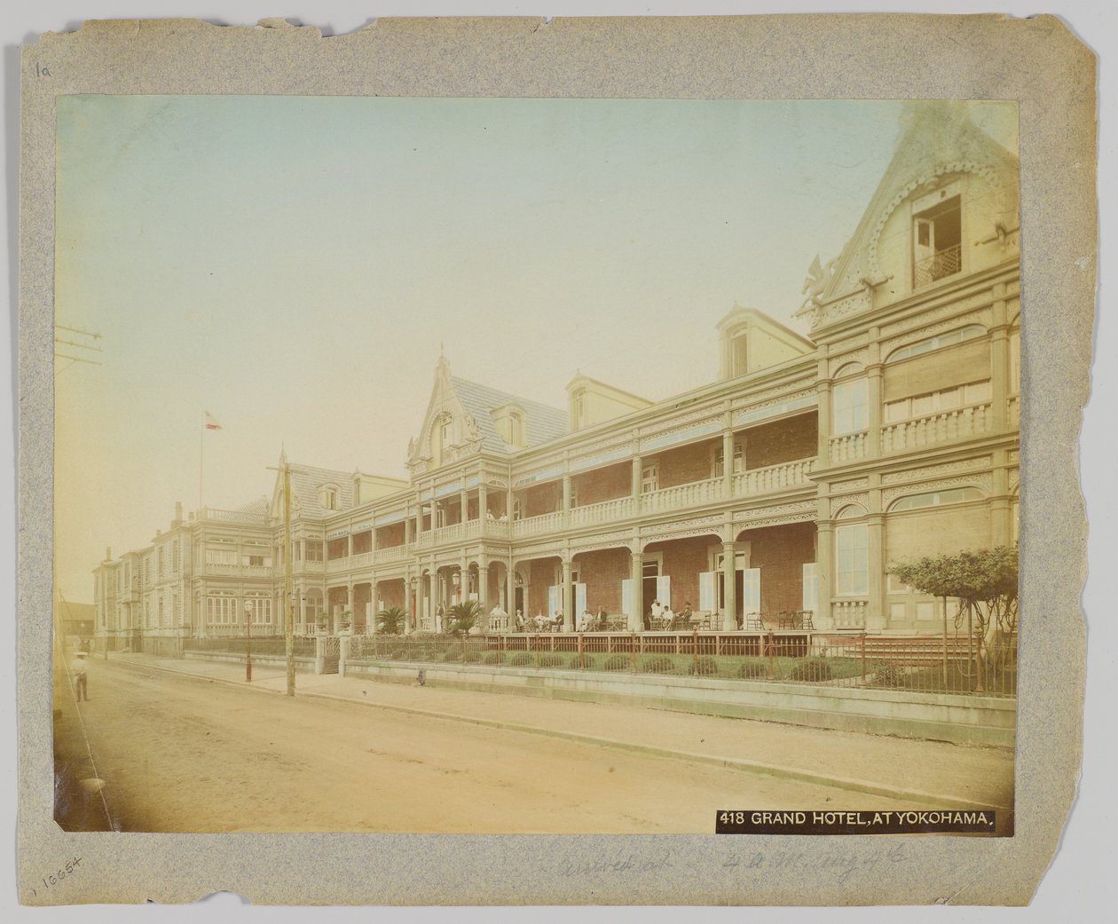 Grand Hotel w Yokohamie, Japonia (ręcznie kolorowane czarno-białe zdjęcie) autorstwa Japanese Photographer