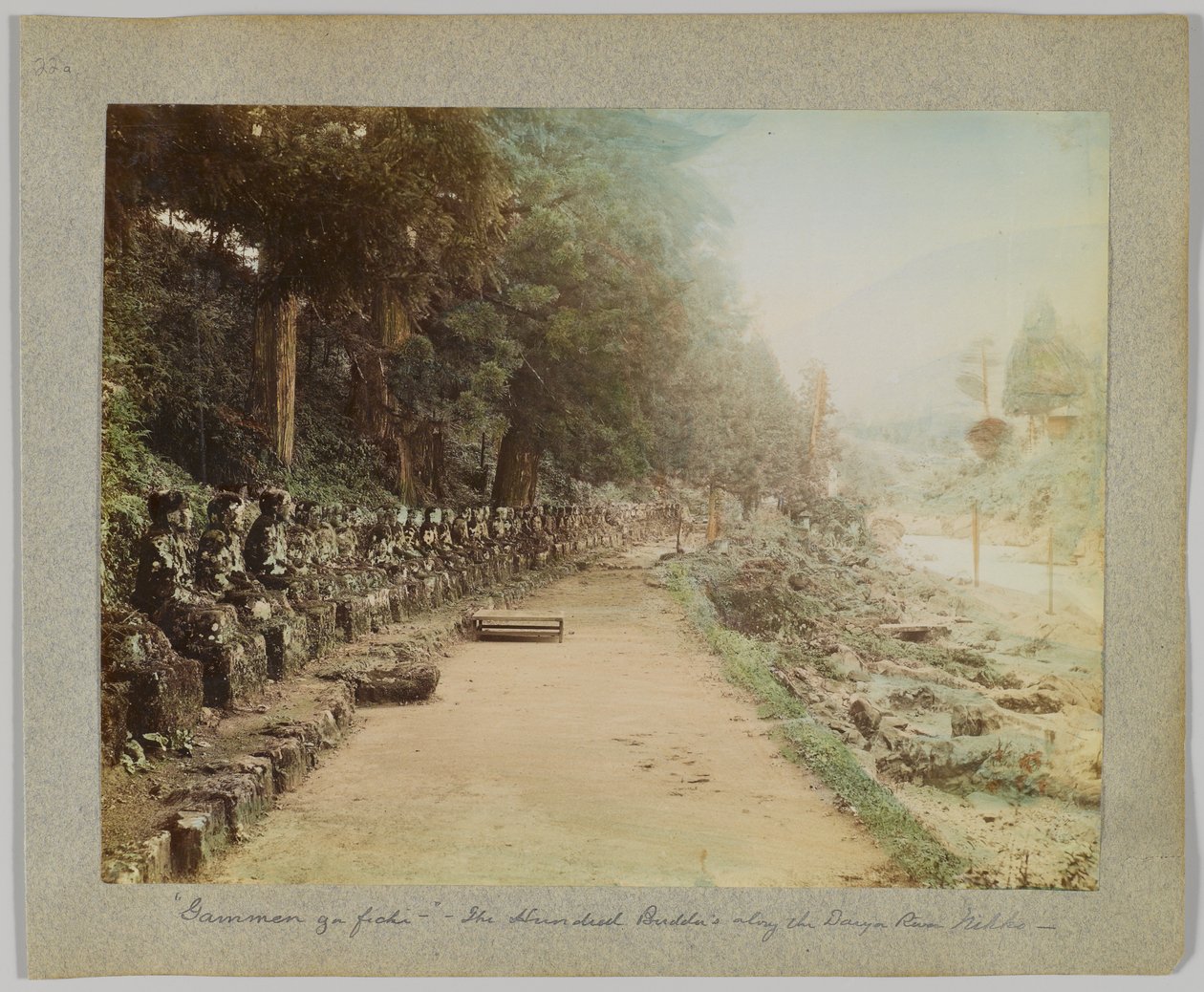Setki Buddów wzdłuż rzeki Daiya, Nikko, Japonia (ręcznie kolorowane czarno-białe zdjęcie) autorstwa Japanese Photographer