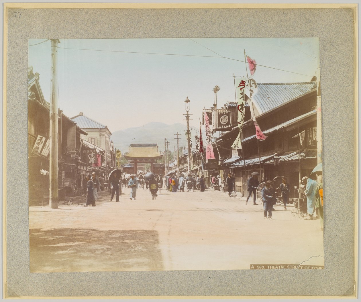 Theatre Street, Kobe, Japonia (ręcznie kolorowane czarno-białe zdjęcie) autorstwa Japanese Photographer