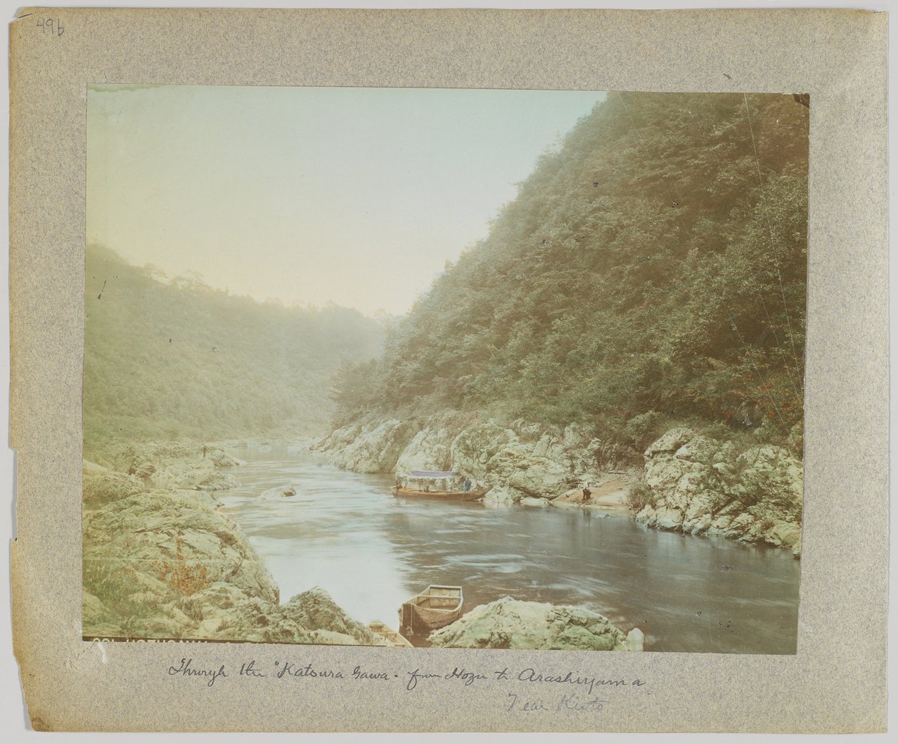 Przez Katsura-Gawa, od Hozu do Arashiyama, niedaleko Kioto, Japonia (ręcznie kolorowane czarno-białe zdjęcie) autorstwa Japanese Photographer
