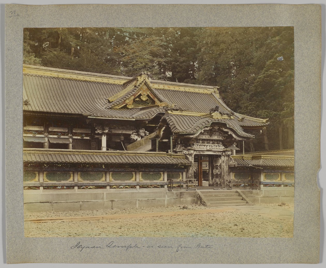 Tōshō-gū widziany z bramy, Nikko, Japonia (ręcznie kolorowane czarno-białe zdjęcie) autorstwa Japanese Photographer