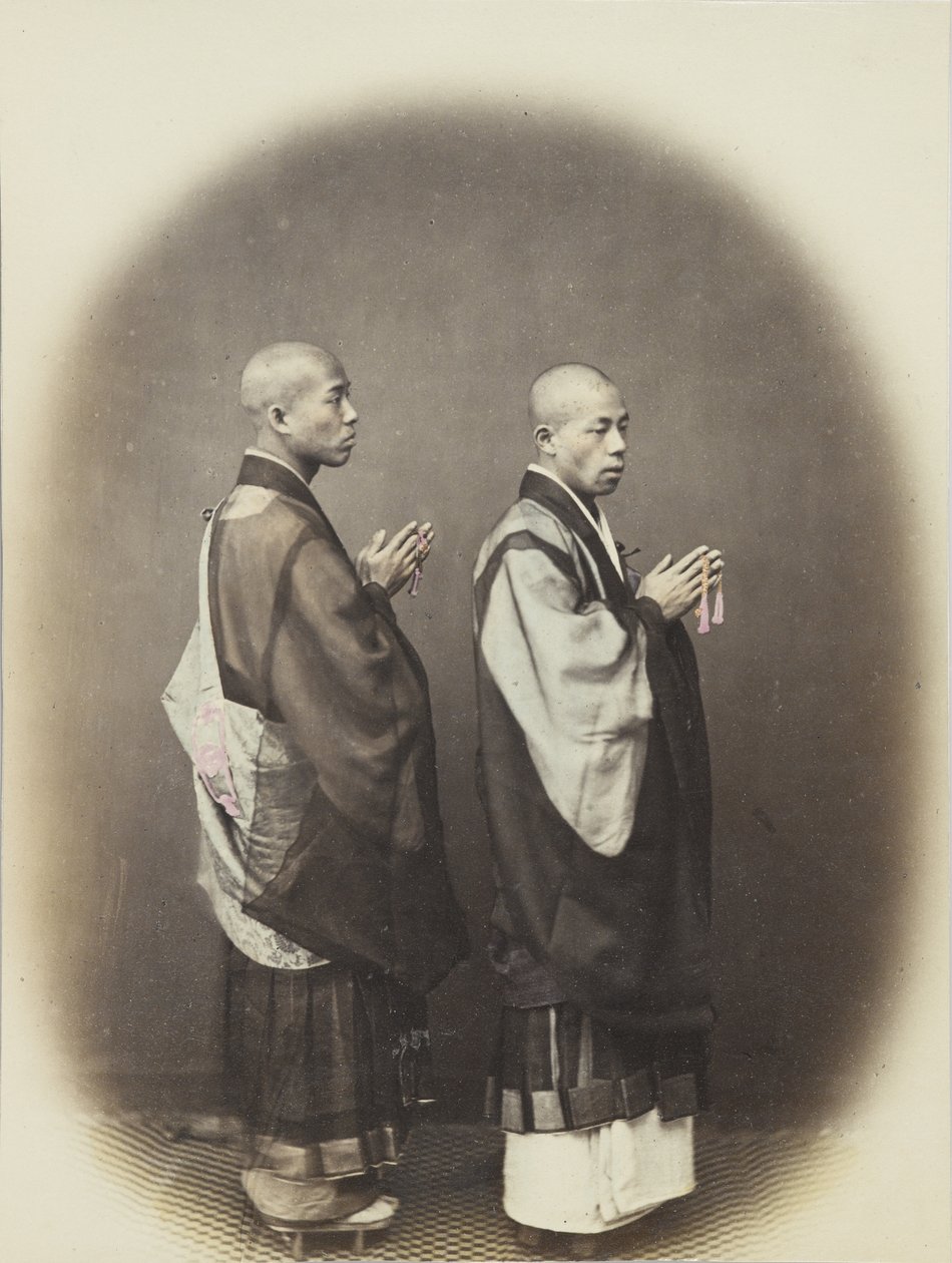Dwóch Japończyków w tradycyjnych strojach (zdjęcie czarno-białe ręcznie kolorowane) autorstwa Japanese Photographer