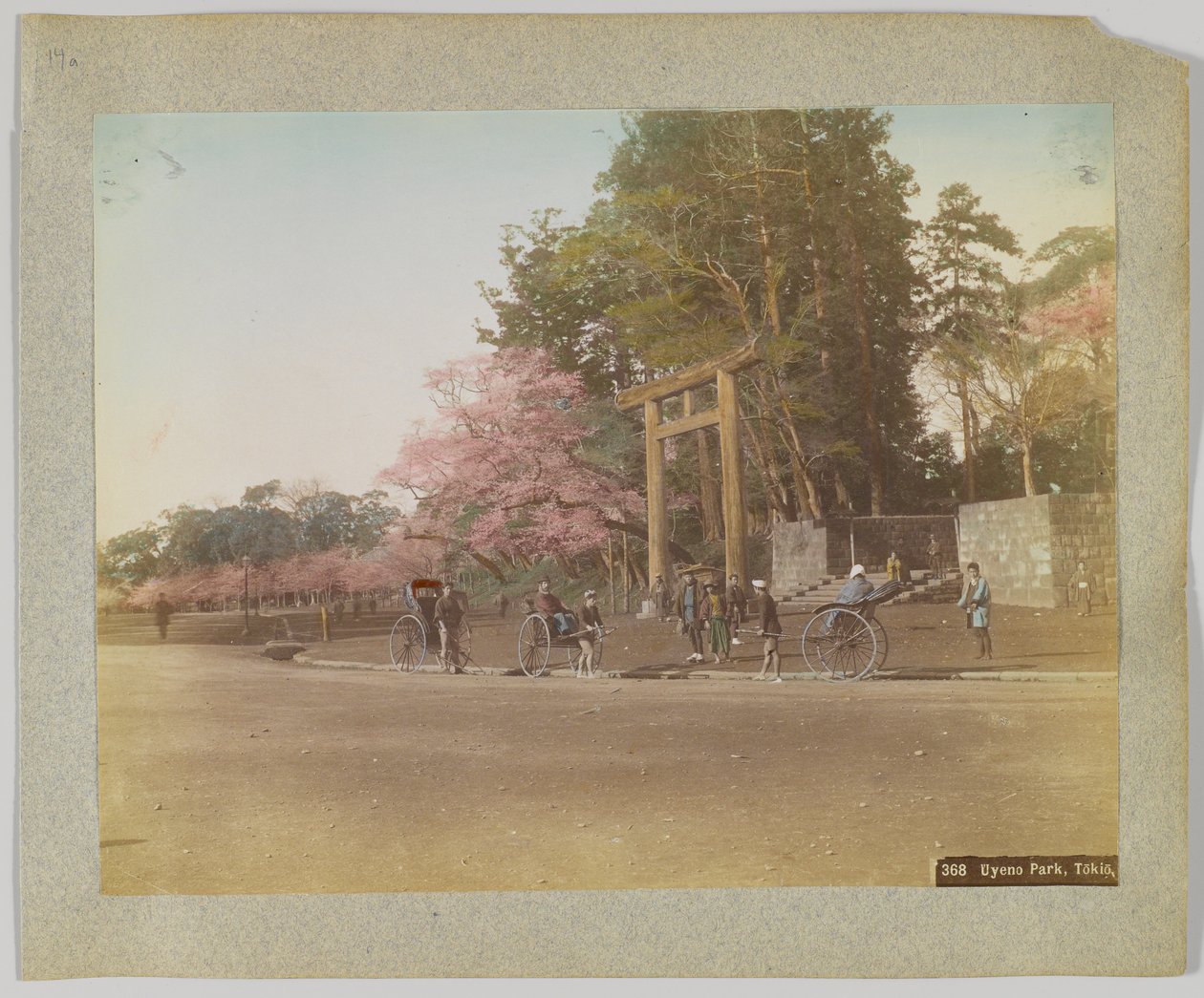 Park Uyeno, Tokio, Japonia (ręcznie kolorowane czarno-białe zdjęcie) autorstwa Japanese Photographer