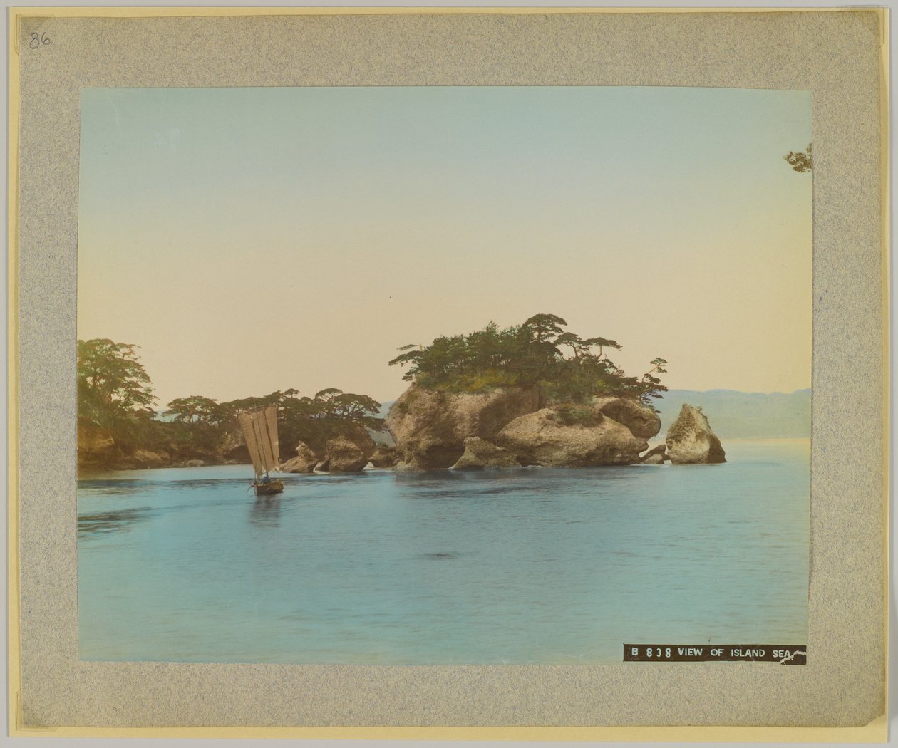 Widok na wyspy, Japonia (ręcznie kolorowane czarno-białe zdjęcie) autorstwa Japanese Photographer