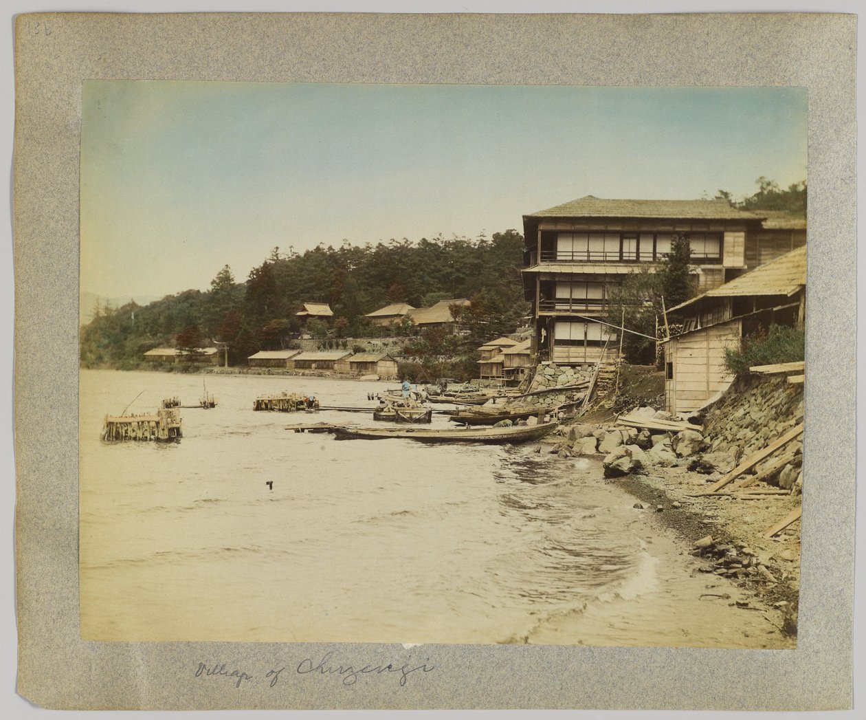 Wioska Chuzenji, Nikko, Japonia (ręcznie kolorowane czarno-białe zdjęcie) autorstwa Japanese Photographer