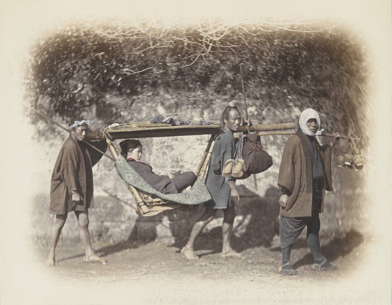 Kobieta niesiona w kago (zdjęcie ręcznie kolorowane czarno-białe) autorstwa Japanese Photographer