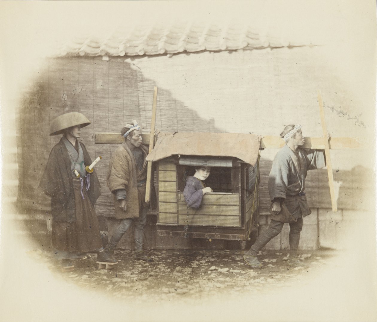 Kobieta noszona w norimono (ręcznie kolorowane czarno-białe zdjęcie) autorstwa Japanese Photographer