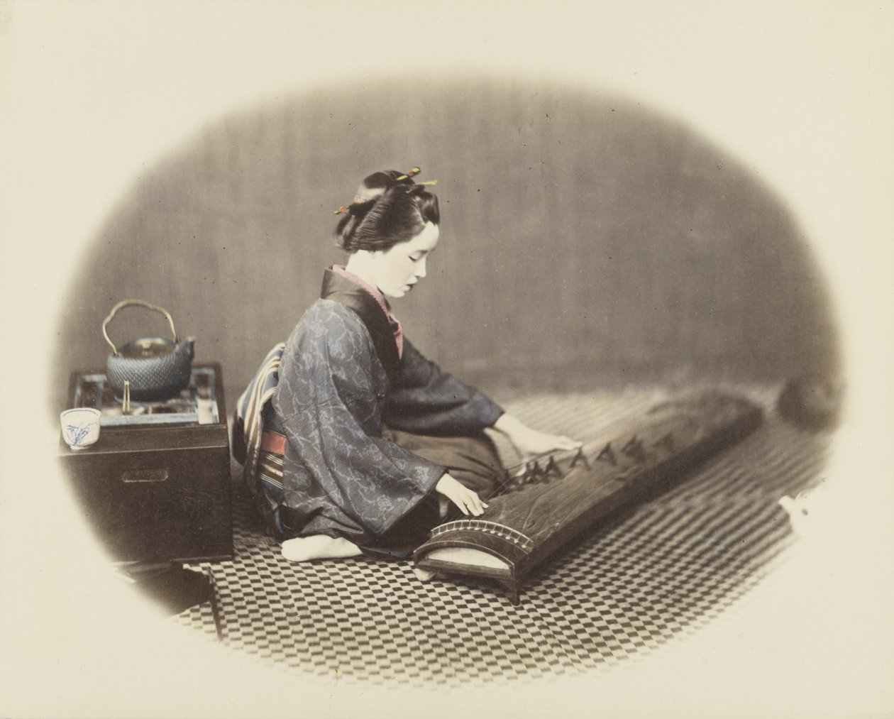 Kobieta grająca na koto (ręcznie kolorowane czarno-białe zdjęcie) autorstwa Japanese Photographer
