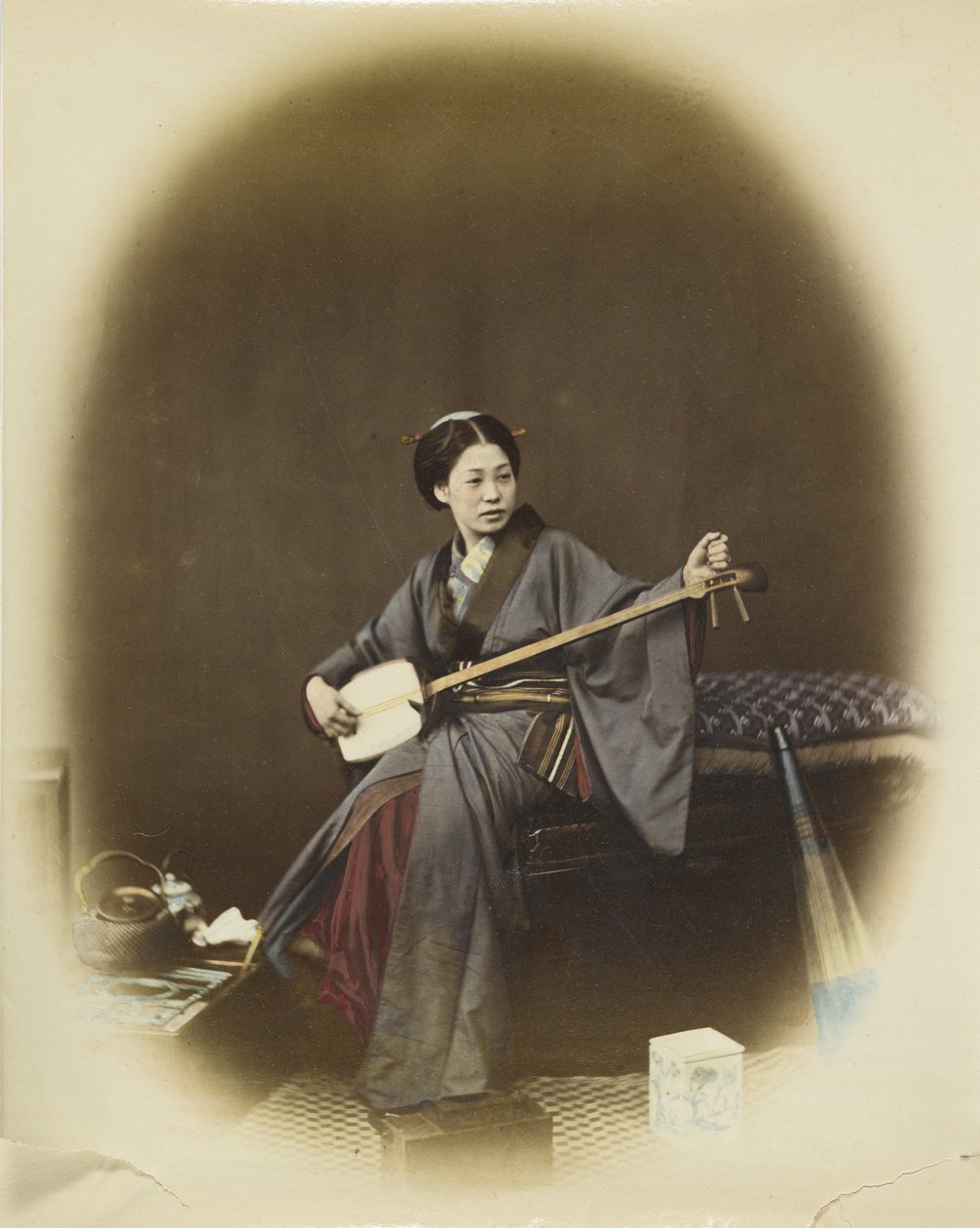 Kobieta grająca na shamisen (ręcznie kolorowane czarno-białe zdjęcie) autorstwa Japanese Photographer