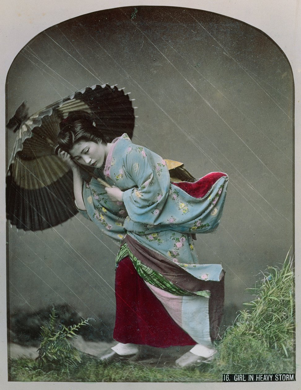 Młoda Japonka w deszczu, ok. 1900 (zdjęcie ręcznie kolorowane) autorstwa Japanese Photographer