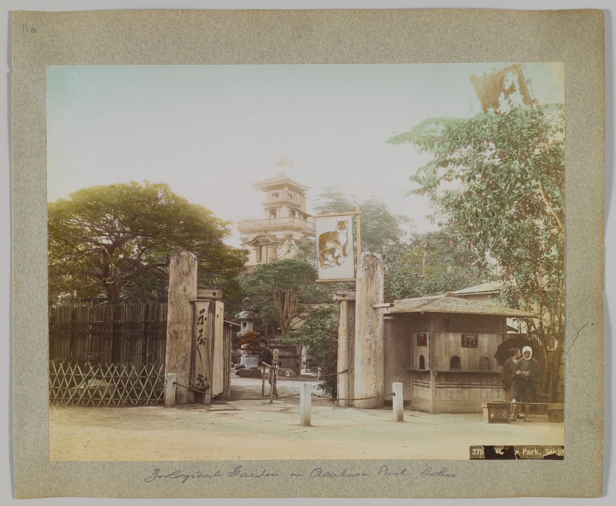 Ogród Zoologiczny w Asakusa Park, Tokio, Japonia (ręcznie kolorowane czarno-białe zdjęcie) autorstwa Japanese Photographer