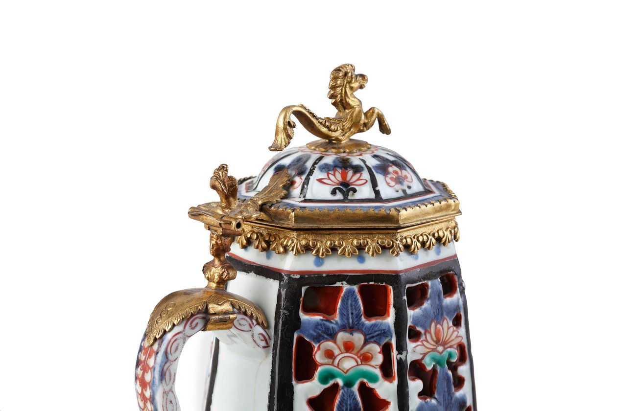 Rzadki, elegancko zamontowany dzbanek do kawy Imari i pokrywa (ceramiczna) autorstwa Japanese School