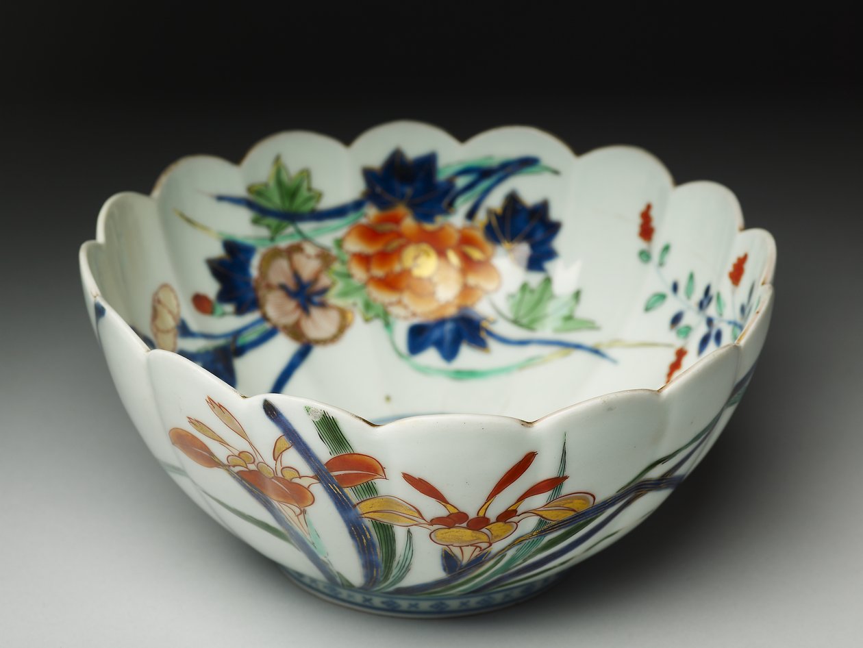 Miska z rowkowanymi bokami i zapiekanym brzegiem, naczynia ko-imari, ok.1770-20 (ceramiczne z niebieską emalią underglaze i overglaze) autorstwa Japanese School